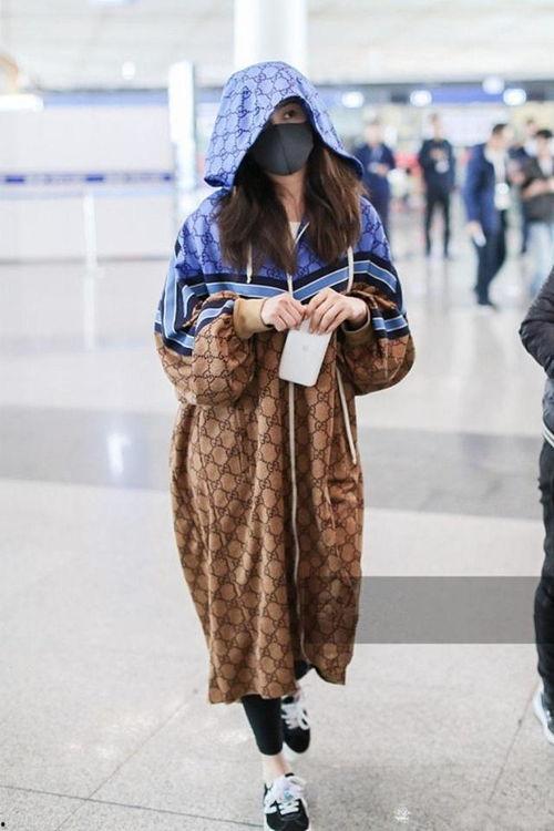 明星机场斗篷,机场斗篷秀，时尚与个性的完美融合