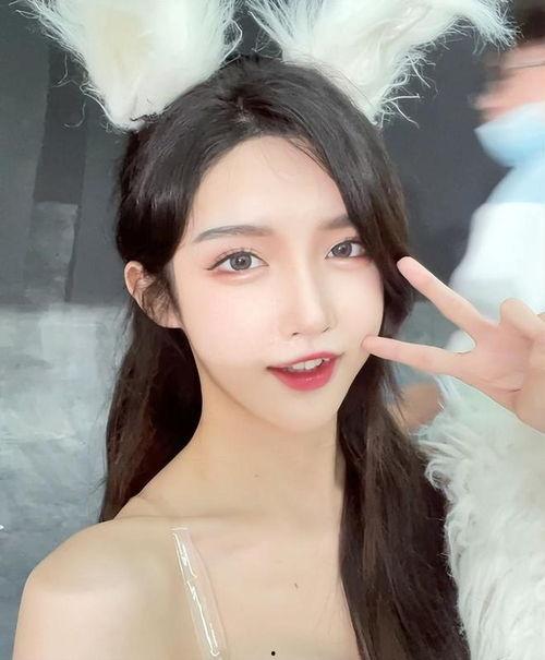 90后女网红Abb,从网络红人到影响力领袖的蜕变之路”