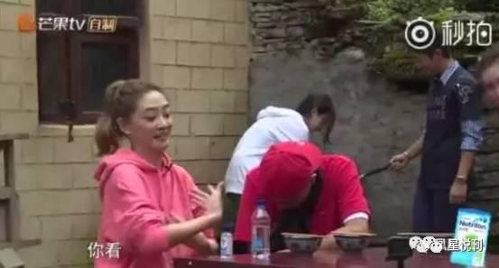 香港艺人吃瓜搞笑,笑料百出引网友热议