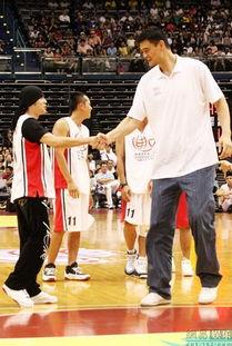 明星拍篮球,捕捉明星拍篮球的精彩瞬间