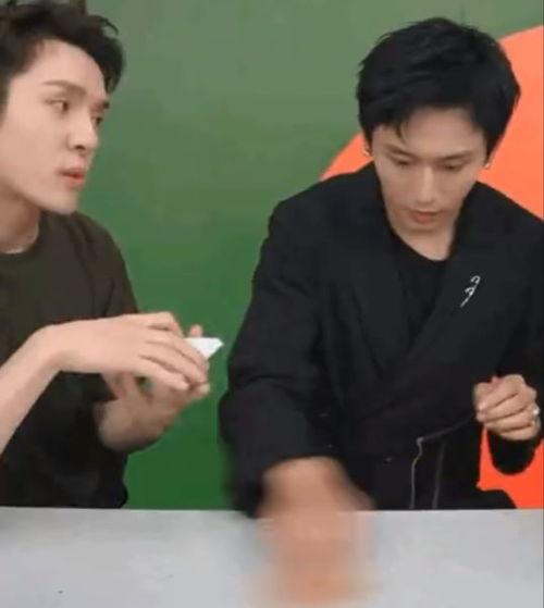 娱乐圈爆料语气,明星恋情疑曝光，幕后真相令人震惊！